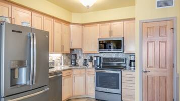 Frigorífico, microondas, horno y placa de cocina