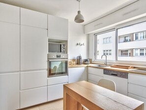 Fridge, microwave, oven, dishwasher - Appartement Iris, avec sa terrasse - Welkeys (Paris)