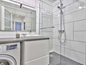 Douche, séchoir à cheveux, serviettes fournies, savon
