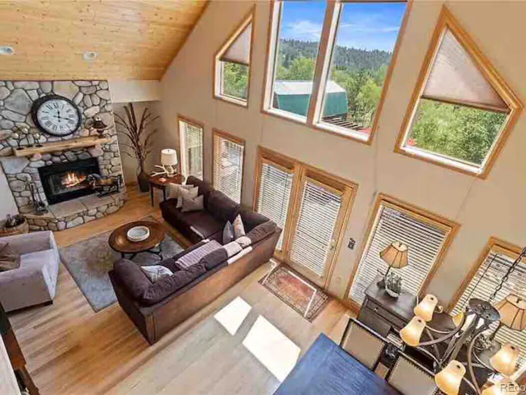 Una Smart TV, una chimenea