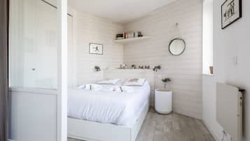 Tabla de planchar con plancha, wifi, ropa de cama