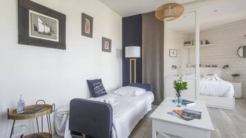 Een strijkplank/strijkijzer, wifi, beddengoed