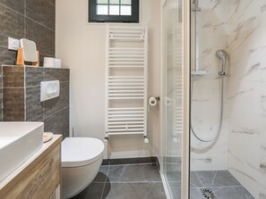 Dusche, Haartrockner, Handtücher