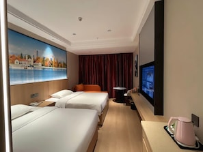 Habitación de hotel con dos camas, un televisor, un cuadro de un paisaje urbano y una ventana con cortinas.
