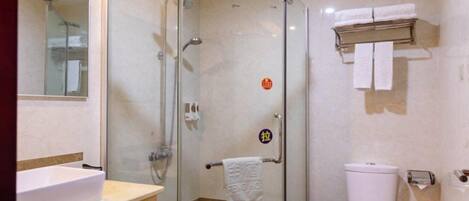 Une salle de bain moderne avec une douche à parois de verre, un lavabo et des toilettes.