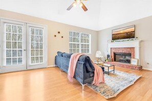 Living area - Cozy Family Sized Home --5 min from 285 (Austell)