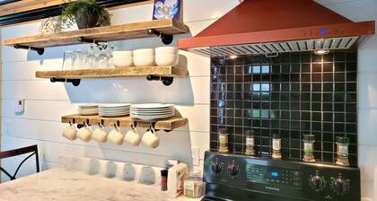 Charming 2 Bed backyard guesthouse close to Peekskill, WestPoint, & trails.