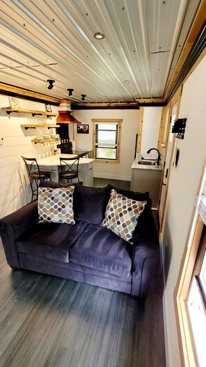 Smart TV, fireplace, books - Charming 2 Bed backyard guesthouse close to Peekskill, WestPoint, & trails. (Cortlandt Manor)