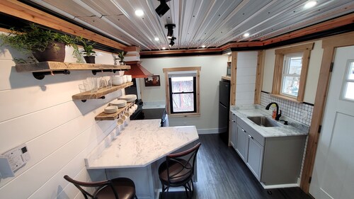 Charming 2 Bed backyard guesthouse close to Peekskill, WestPoint, & trails.