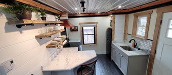 Charming 2 Bed backyard guesthouse close to Peekskill, WestPoint, & trails.