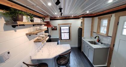 Charming 2 Bed backyard guesthouse close to Peekskill, WestPoint, & trails.