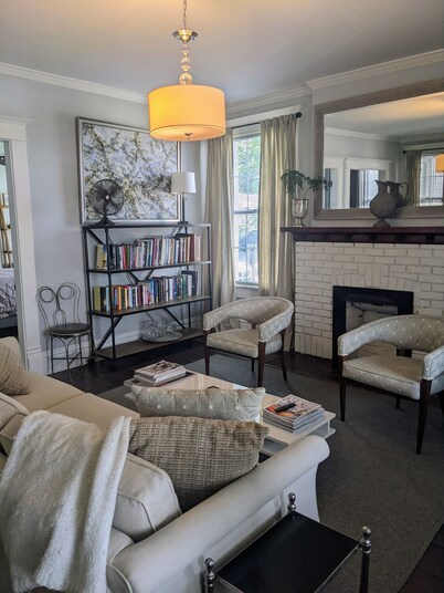 Downtown Victorian Flat Great Location and free Parking