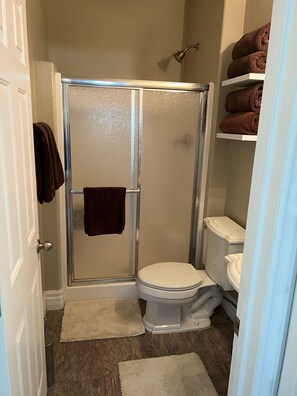 Dusche, Handtücher, Seife, Shampoo