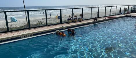 Utomhuspool och uppvärmd pool