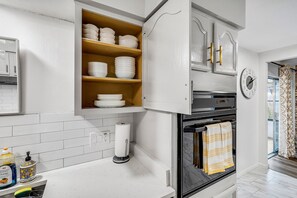 ثلاجة، ميكروويف، فرن، موقد طهي مسطح