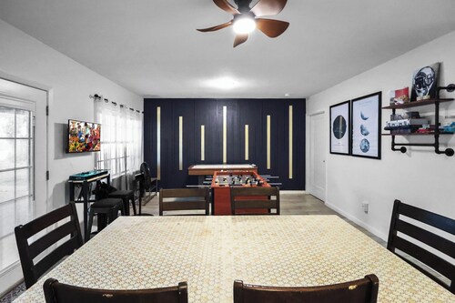 Spacious 4BR Family Home, 6 Beds, Arcade, Game Room + Park Across Street