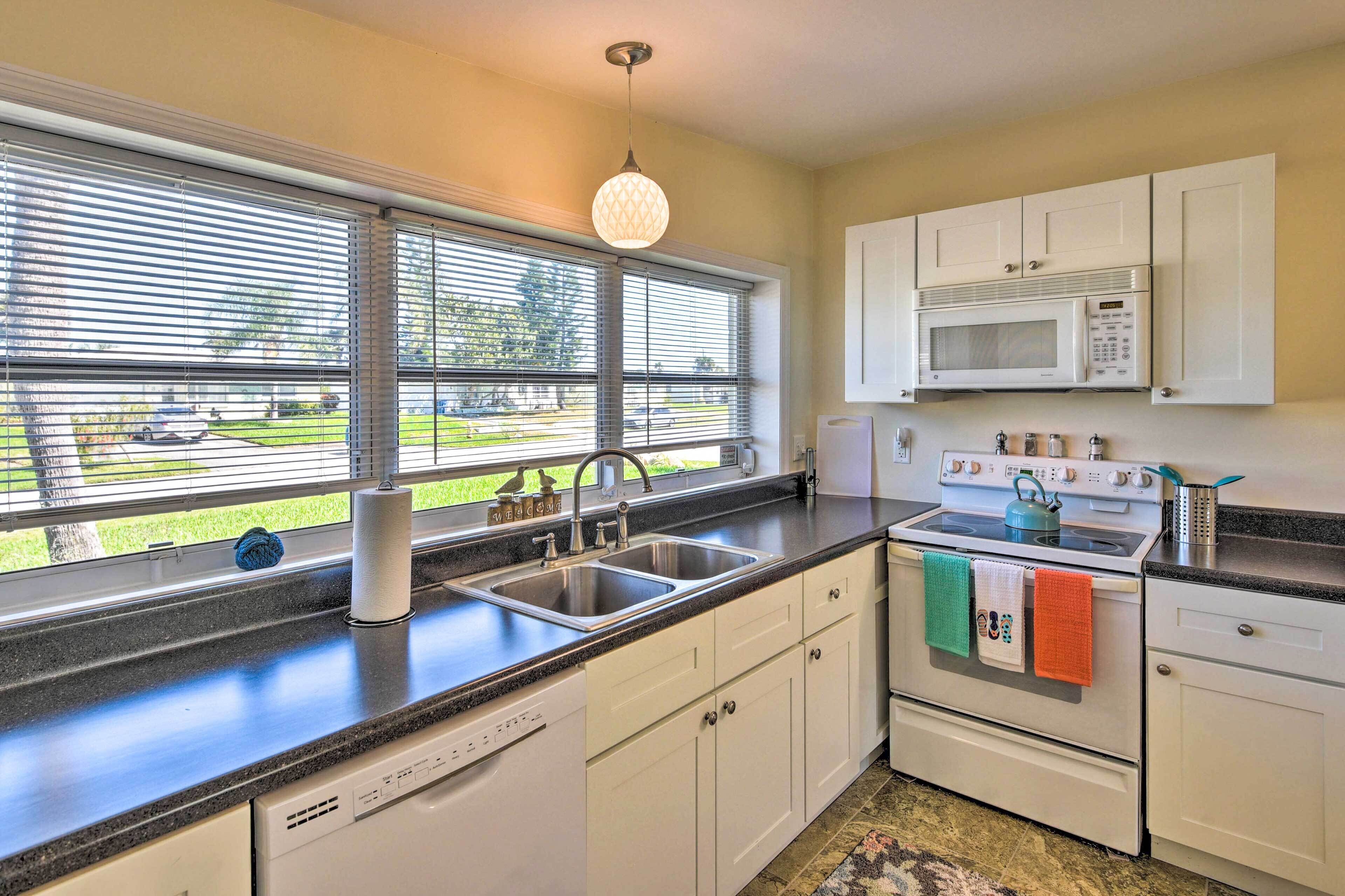 Single-Story Ormond Beach Home, Walk to Water