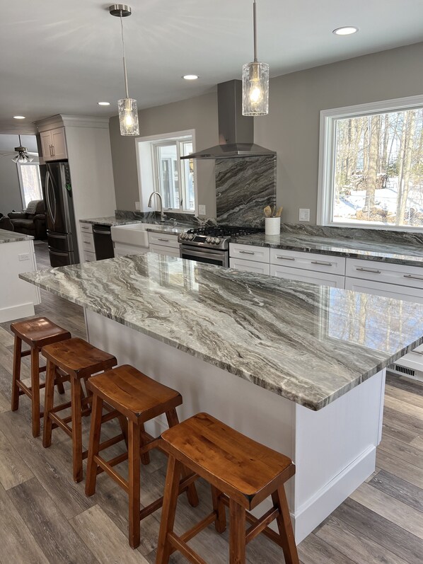 Jääkaappi, mikroaaltouuni, uuni, liesi