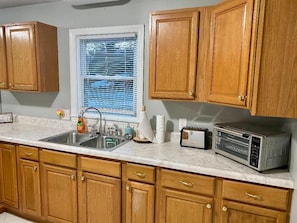 Fridge, microwave, oven, stovetop - Relaxing at Redstone 3 Bedroom House (Fayetteville)