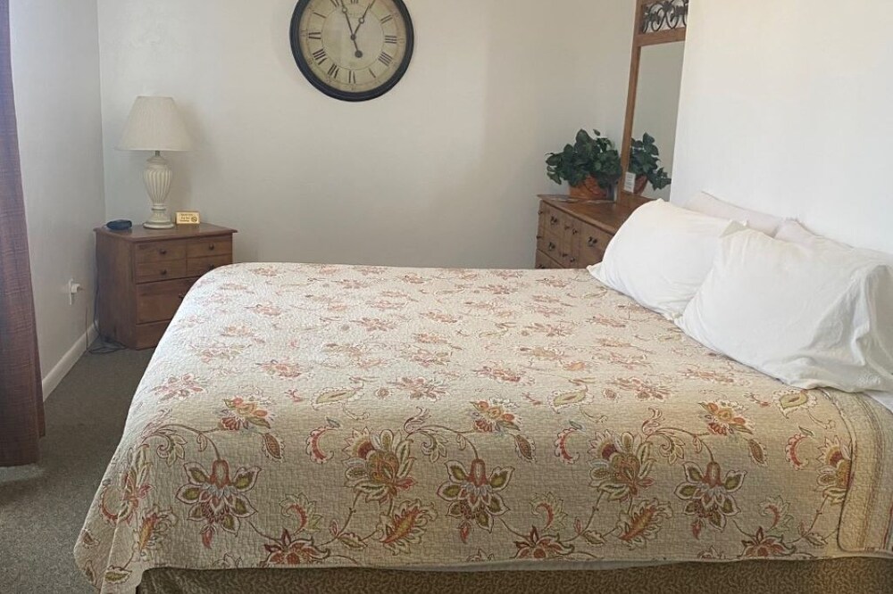 Cozy Motel Room within 5 minutes of Glendo Recreational Area