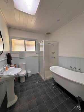 Vasca, asciugacapelli, asciugamani, sapone