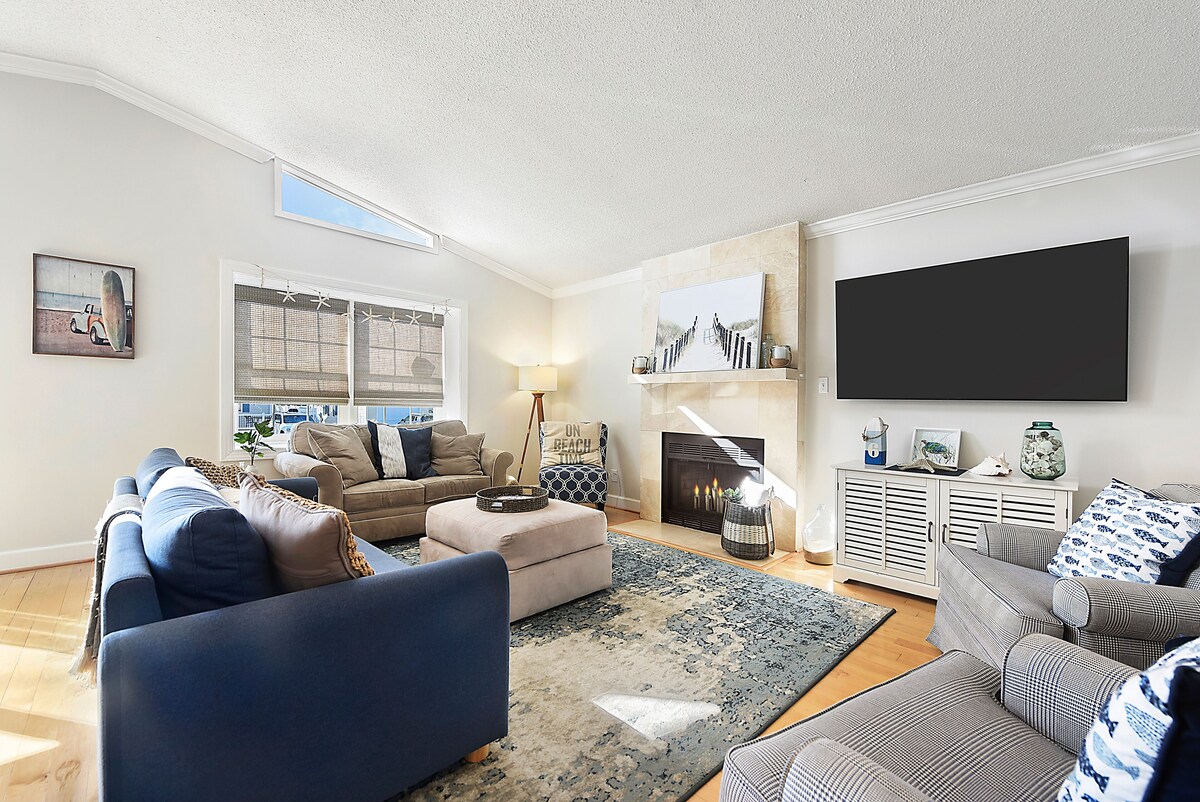 The Blue House! Walk to the Beach! FirePit-Bikes-PingPong- Fully Fenced Yard!