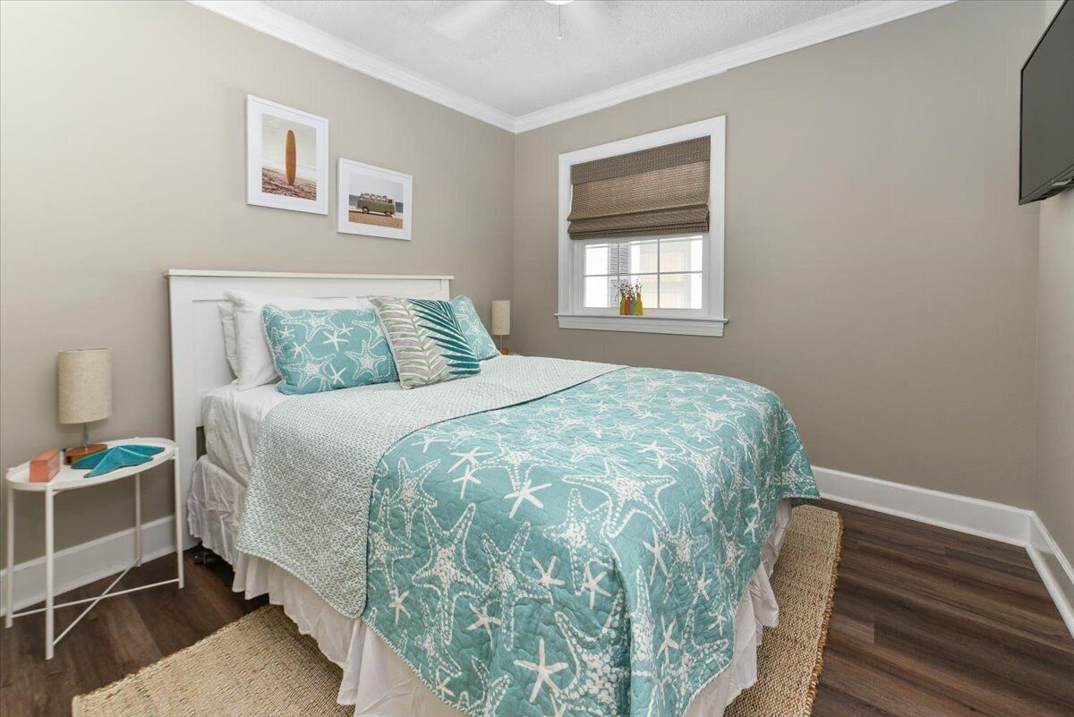 Blue House: 5MinWalk2Beach-Sleep10-Pets-Grill-EV-PngPong-3BD-CoffeBar-OutdrShwr!