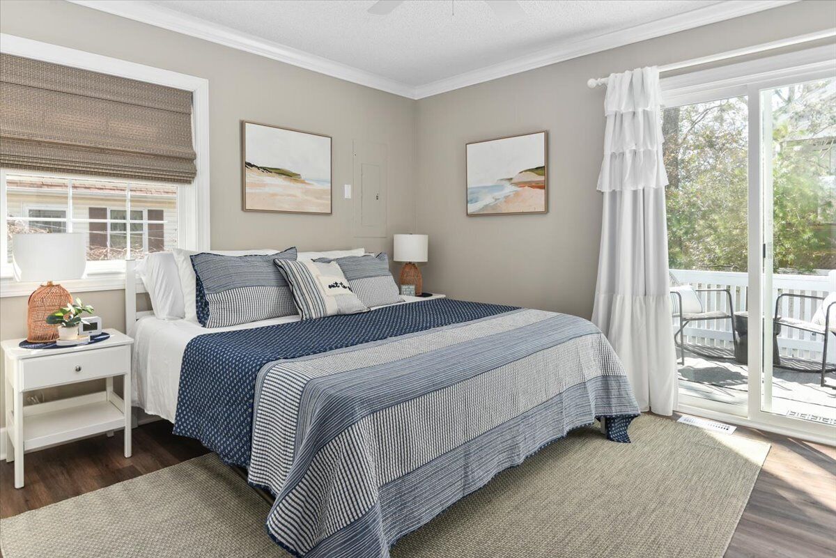 Blue House: 5MinWalk2Beach-Sleep10-Pets-Grill-EV-PngPong-3BD-CoffeBar-OutdrShwr!