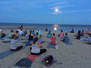 Perto da praia, espreguiçadeiras 