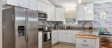 Refrigerador, microondas, horno y parrilla de estufa