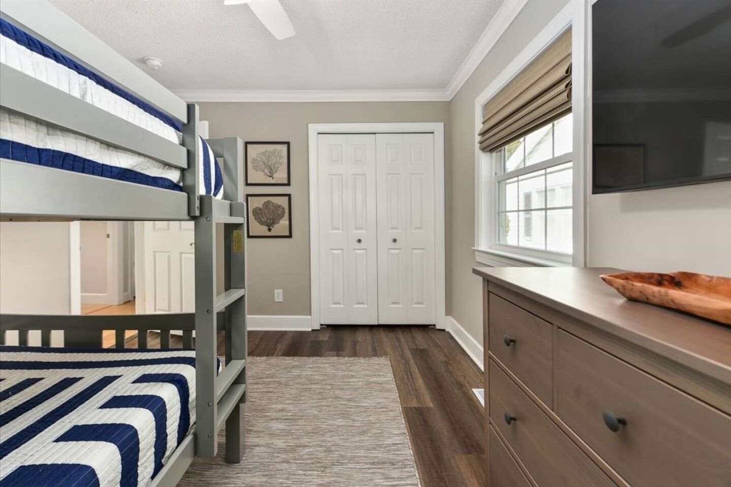 3 sovrum, skrivbord, strykjärn/strykbräda och resesäng