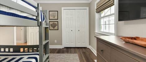 3 soverom, skrivebord, strykejern/-brett og reiseseng for barn