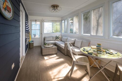 Walk to the Beach! Firepit, Fully Fenced Yard, Grill, Bikes, N64, Pets/EV!