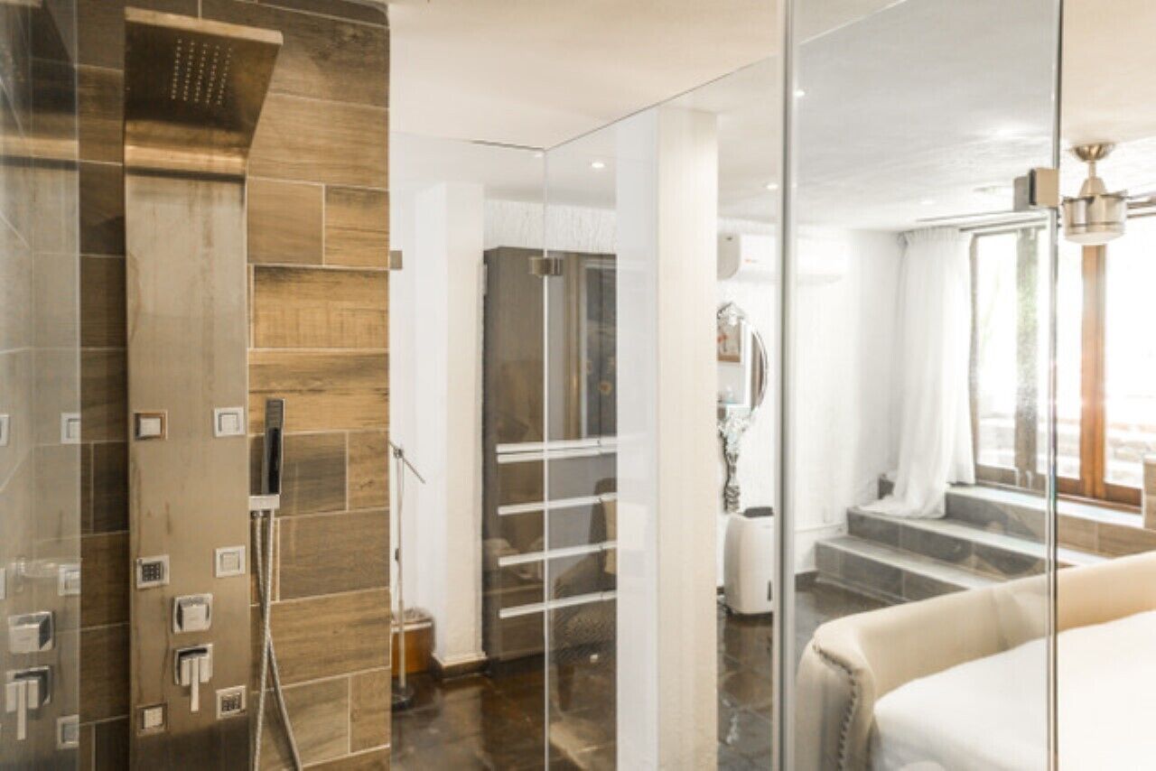 Habitación romántica, 1 cama King size | Baño | Regadera, amenidades de baño gratuitas, secadora de cabello, toallas 