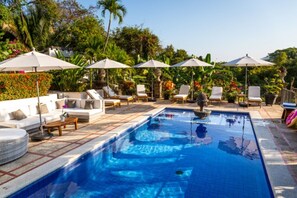 Piscine couverte, parasols de plage, maîtres-nageurs sur place