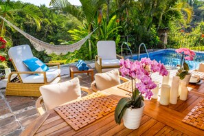 Hồ bơi trong nhà, dù/ô trên bãi biển/hồ bơi 
