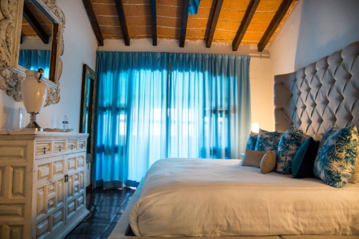 Comfort Room, 1 King Bed | Premium bedding, Select Comfort beds, in-room safe, laptop workspace
