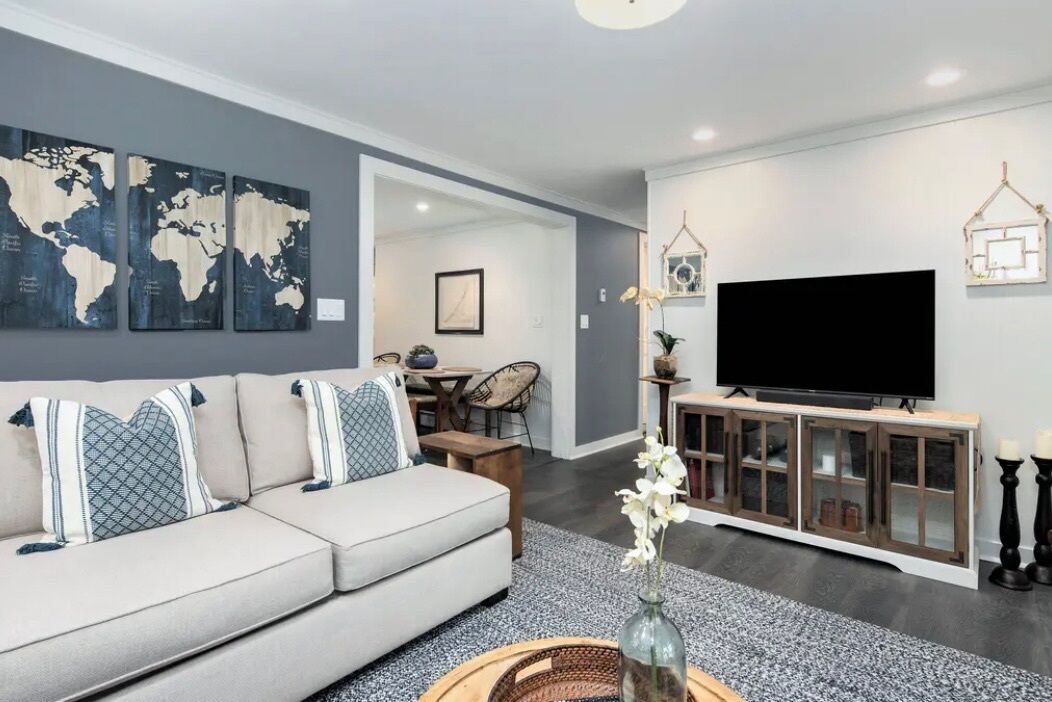 Charming Three Oaks Cottage - dog friendly with a fenced yard an hot tub!