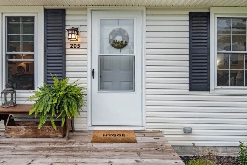 Charming Three Oaks Cottage - dog friendly with a fenced yard an hot tub!