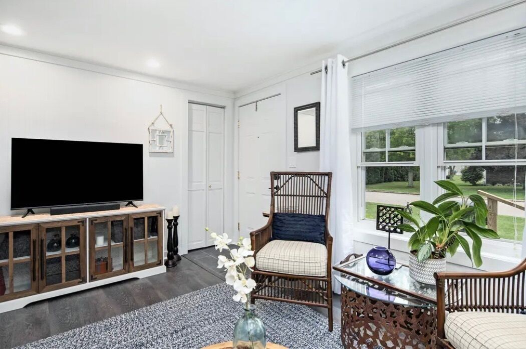 Charming Three Oaks Cottage - dog friendly with a fenced yard an hot tub!