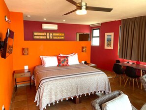 1 soveværelse, pengeskab på værelset, skrivebord, strygejern/strygebræt