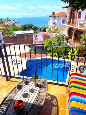 Een buitenzwembad, een verwarmd zwembad