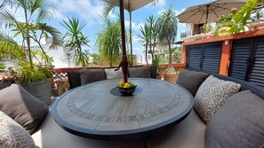 Outdoor dining - Jonathan's Lugar Charming 1BR Escape with Heated Pool in Centro (Puerto Vallarta)