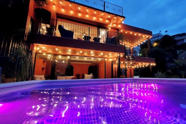 Una piscina al aire libre, una piscina climatizada