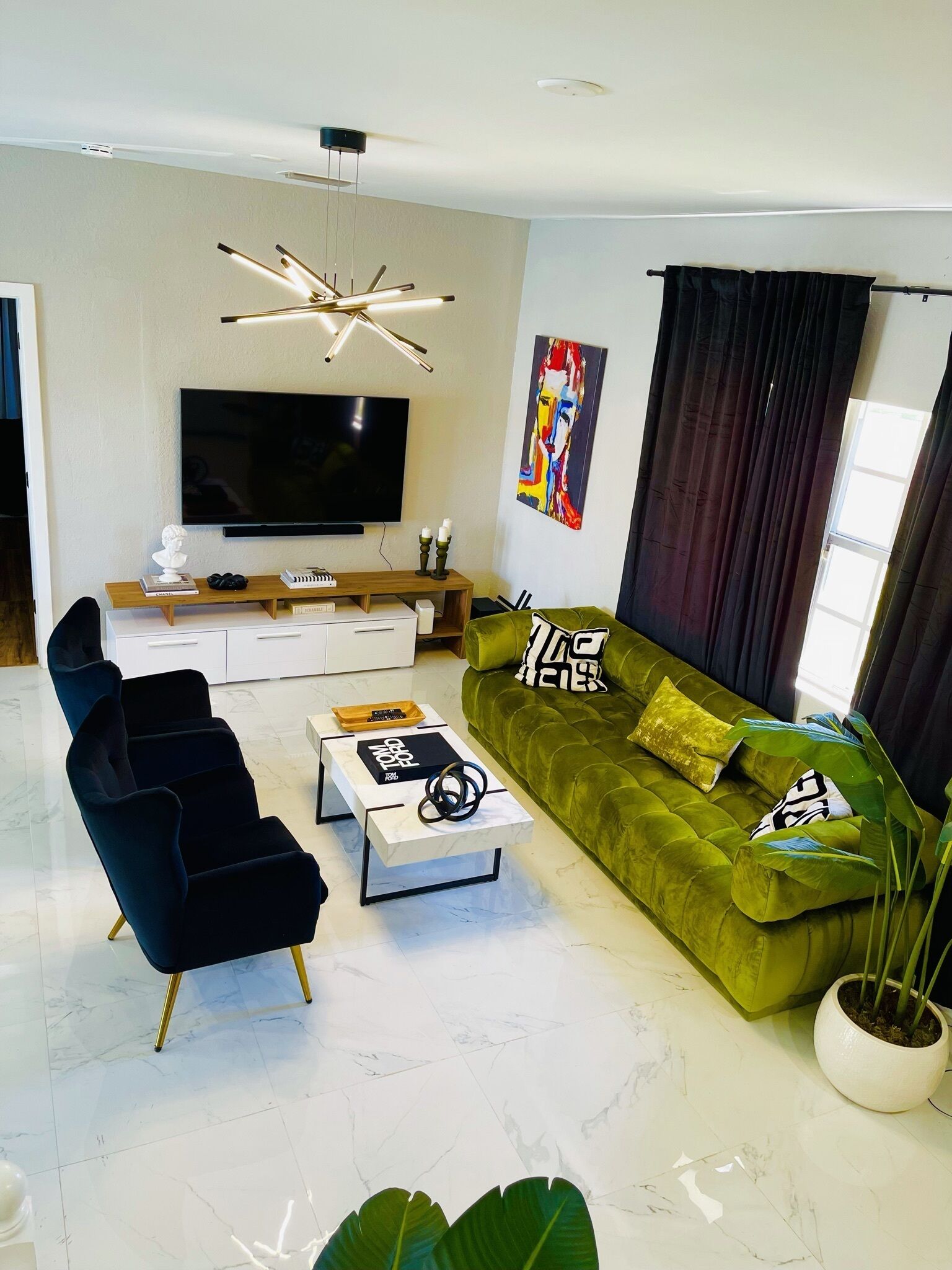 The Stadium House: Luxurious, Modern, Fun Home!