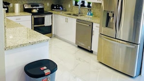 Private kitchen - The Stadium House: Luxurious, Modern, Fun Home! (Miami Gardens)