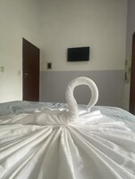 Escritorio, wifi gratis y ropa de cama 