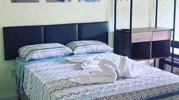 Työpöytä, ilmainen Wi-Fi, vuodevaatteet