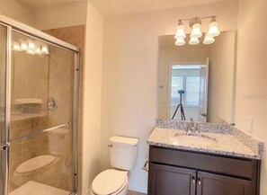 Bathtub - Adult Friendly 3/3 Vacation Home Near Disney - Private Pool+Grass Wall+Fireplace (Kissimmee)