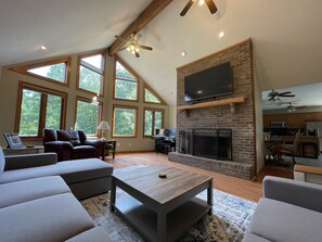 Smart TV, caminetto, videoteca